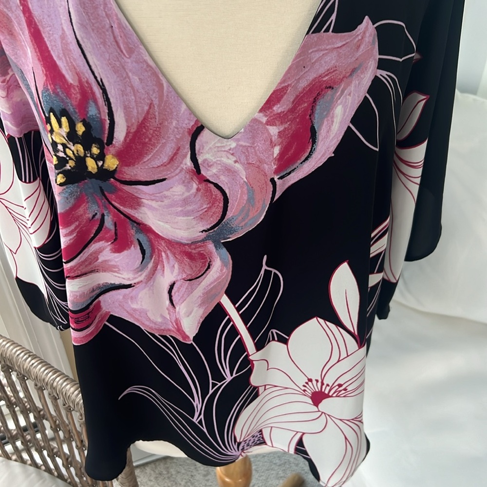 It’s white house, black market, soft blouse size medium, never worn - Picture 5 of 5